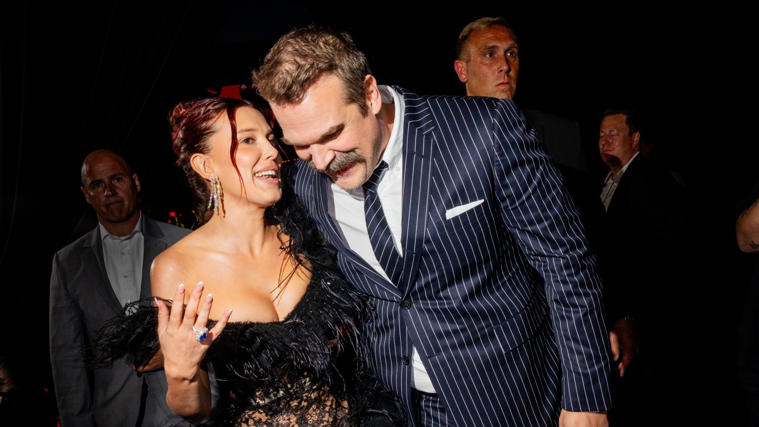 Millie Bobby Brown en David Harbour herenigd in nieuwe, spannende Netflix-serie van bedenker 'Adolescence'