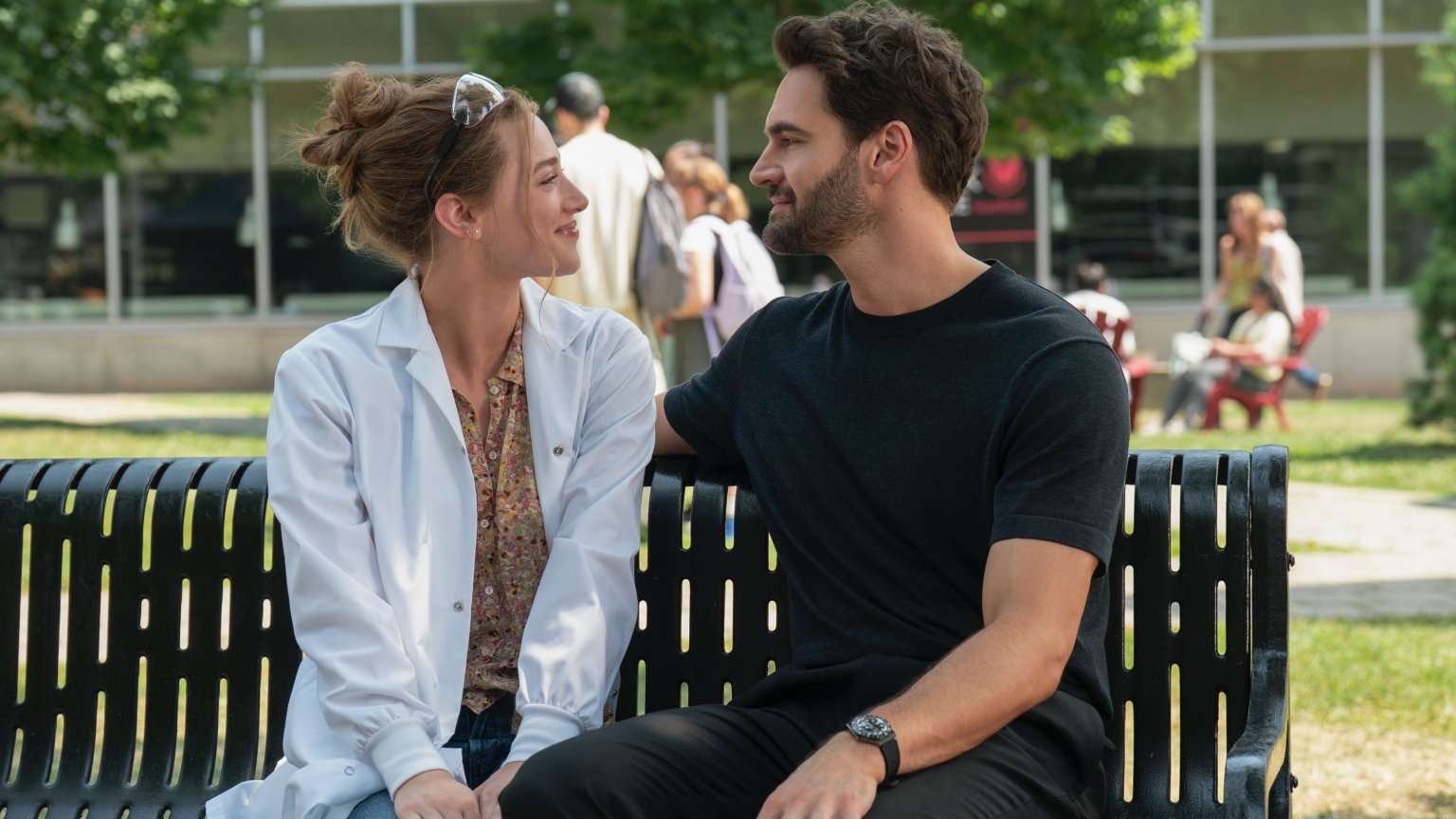 Eerste beelden romantische boekverfilming 'The Love Hypothesis' met Lili Reinhart nu te zien