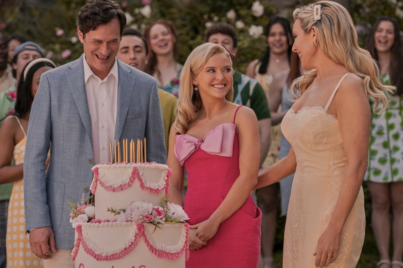 Tom Everett Scott, Lexi Minetree, June Diane Raphael in Elle. Afbeelding via Jessica Brooks/Prime