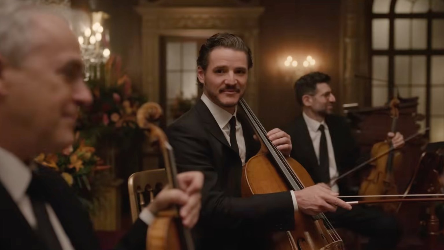 Pedro Pascal is een getalenteerde cellist in eerste teaser van 'Behemoth!'