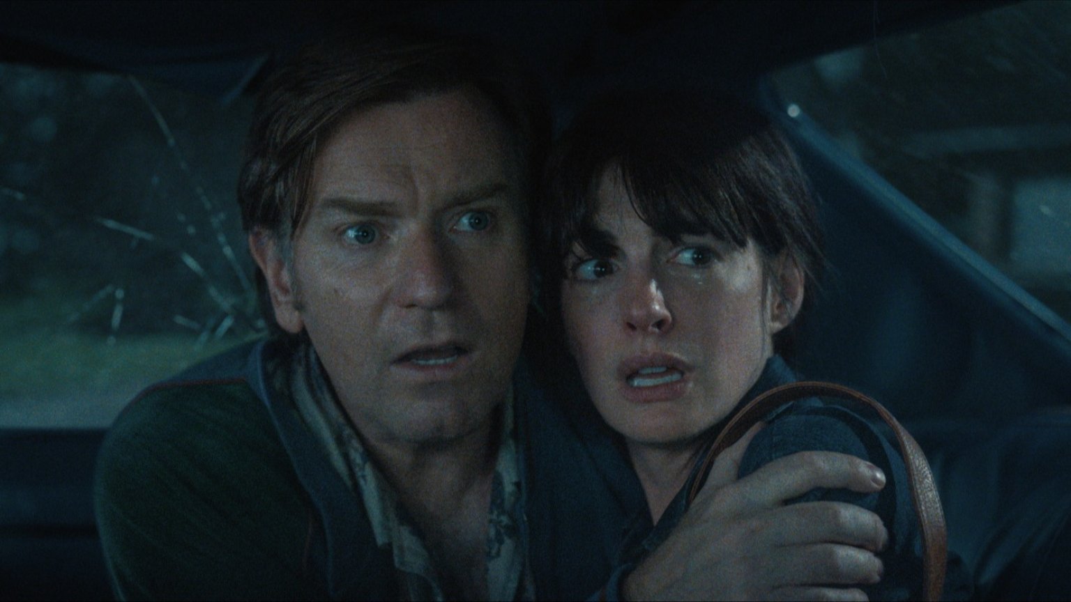 Anne Hathaway en Ewan McGregor op de vlucht voor dino's in nieuwe beelden van 'The End of Oak Street'