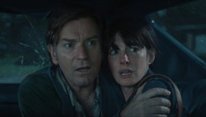 Anne Hathaway en Ewan McGregor op de vlucht voor dino's in nieuwe beelden van 'The End of Oak Street'