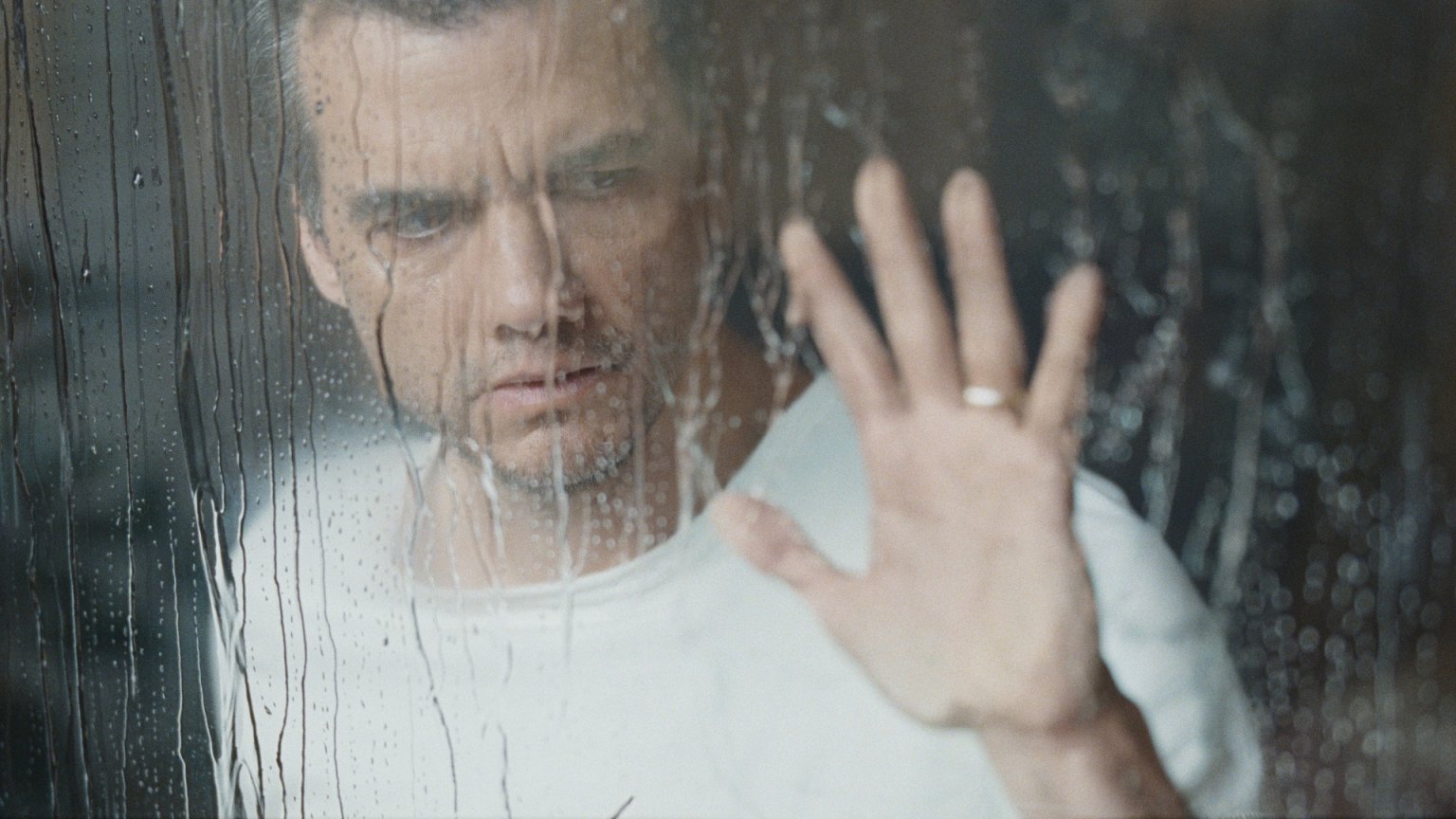 Netflix onthult poster onheilspellende psychologische thriller 'The Last House' van regisseur Louis Leterrier