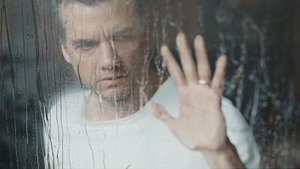 Netflix onthult poster onheilspellende psychologische thriller 'The Last House' van regisseur Louis Leterier