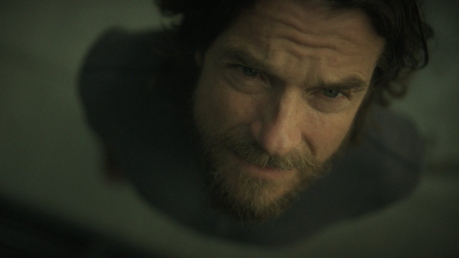Jude Law en Jason Bateman maken indruk op Netflix met duistere misdaadserie: 'Zó goed'