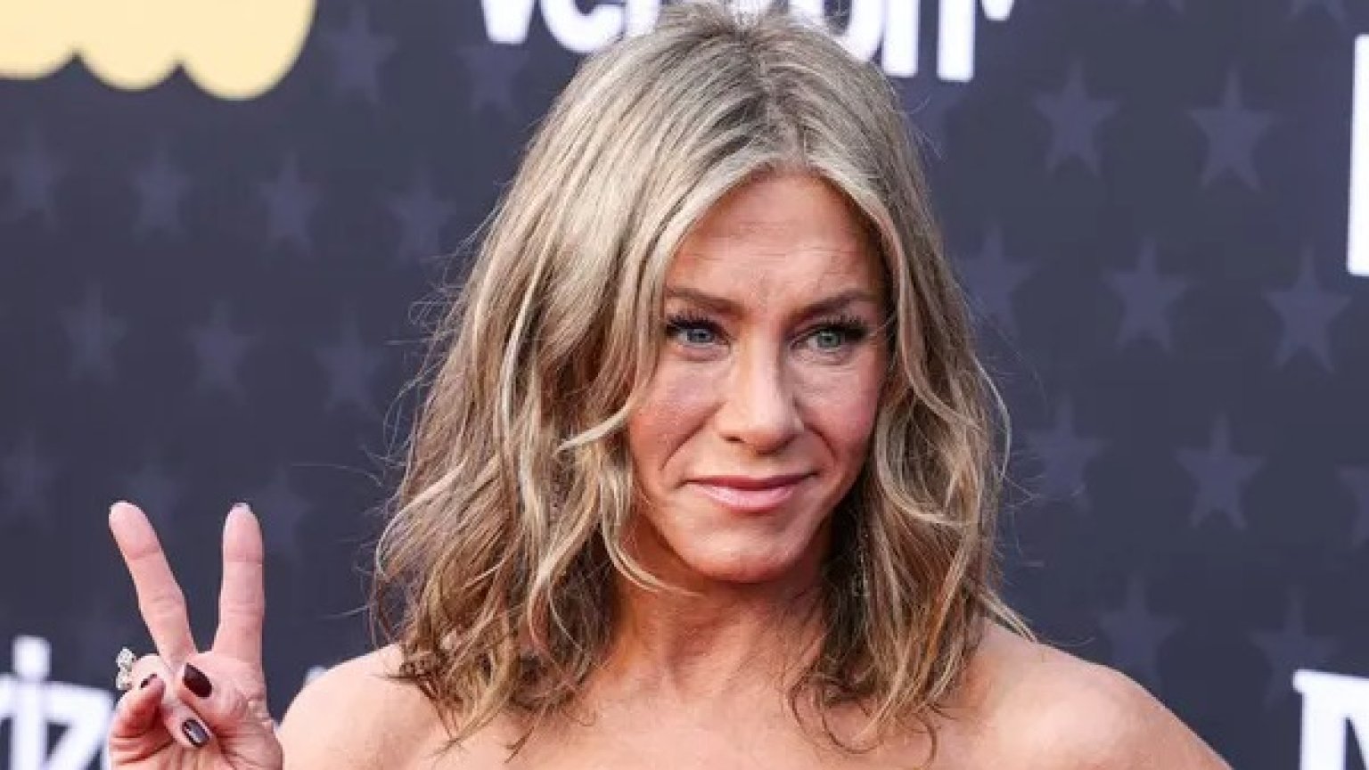 Jennifer Aniston en Peter Dinklage spelen hoofdrol in kerstkomedie 'Naughty' van Olivia Wilde