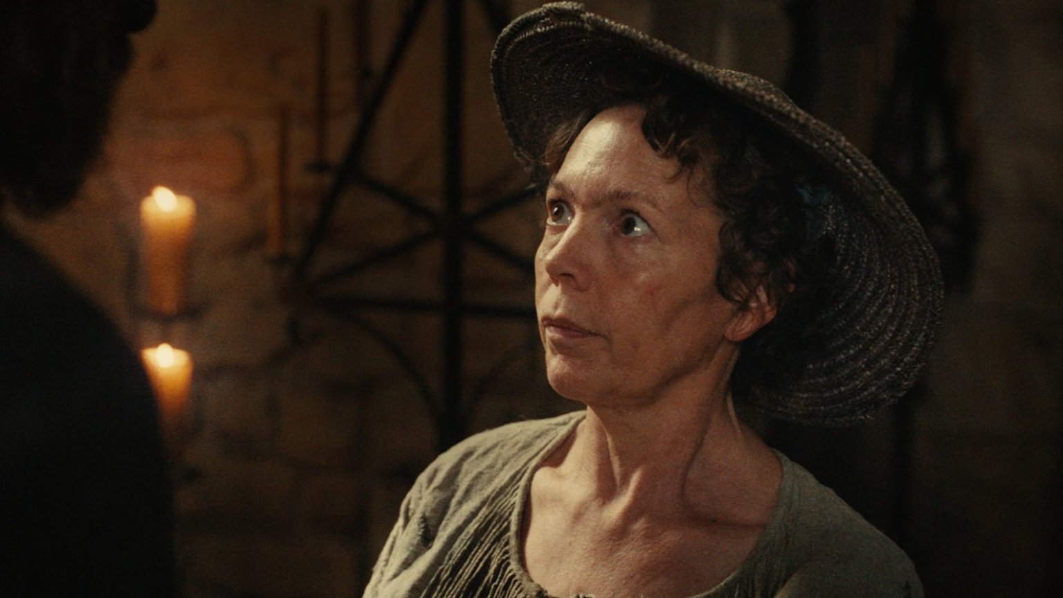 Olivia Colman en Alexander Skardsgård in eigenzinnige trailer van bioscoopfilm 'Wicker'
