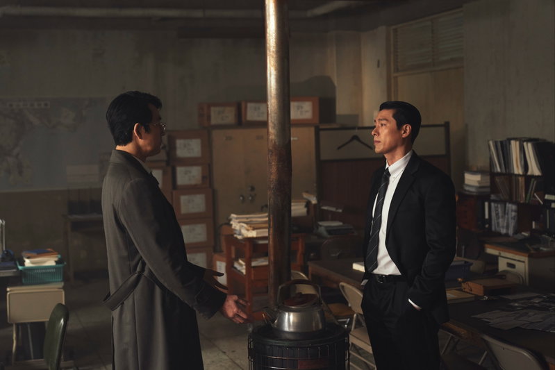Jung Woosung en Hyun Bin in 'Made in Korea'. Afbeelding via Hulu.