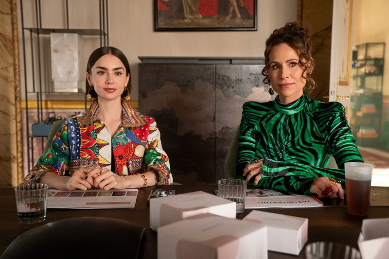 Lily Collins als Emily, Minnie Driver als prinses Jane in 'Emily in Paris'. Afbeelding via Caroline Dubois/Netflix.