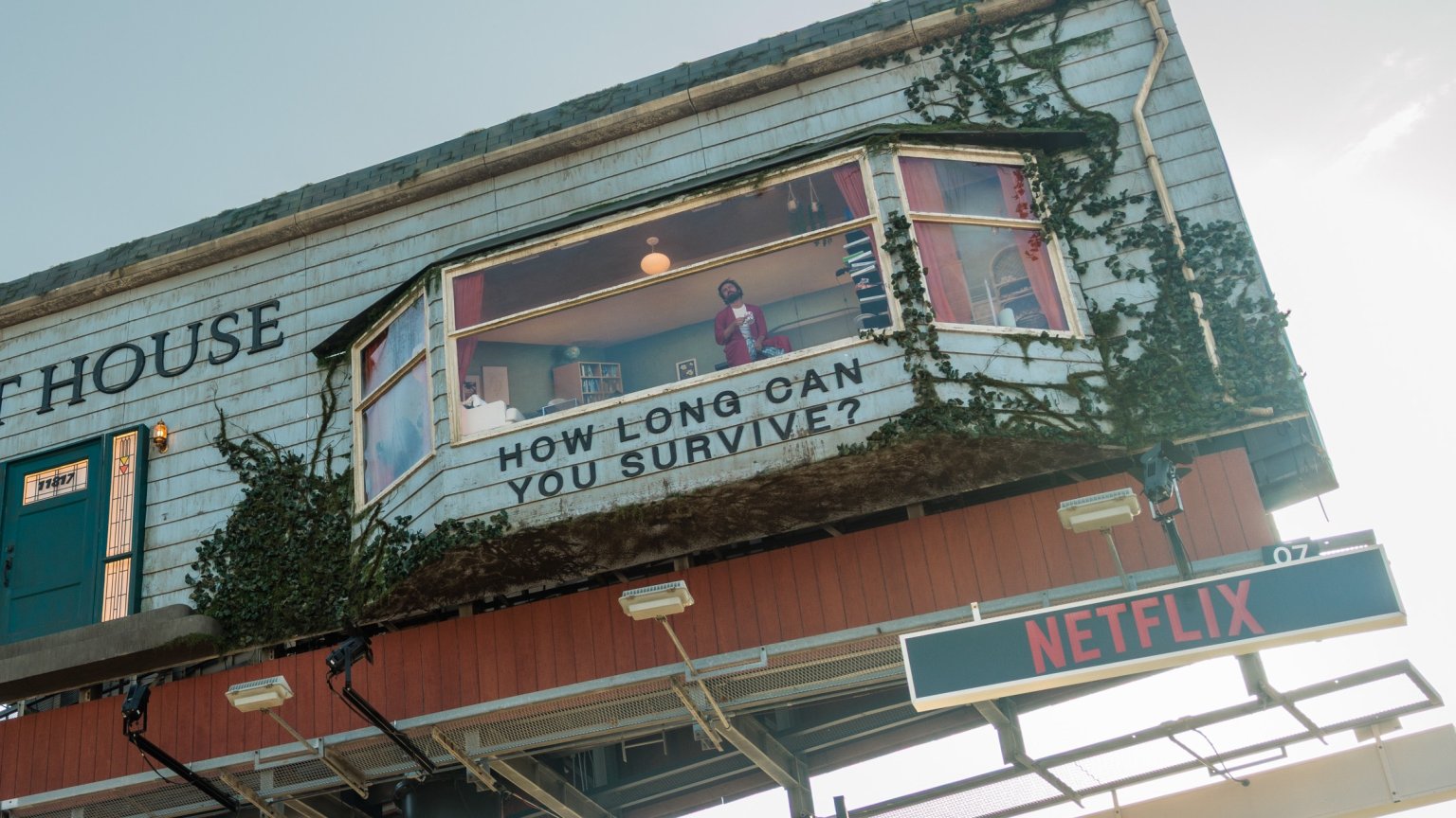 Acteur zit al dagenlang vast in Netflix-reclamebord op negen meter hoogte