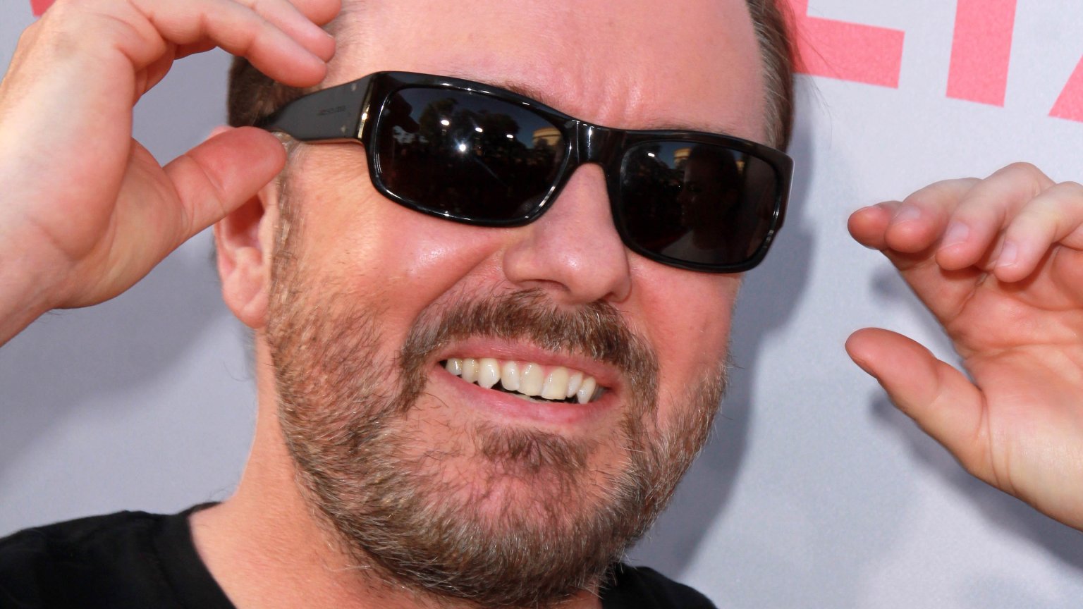 Ricky Gervais heeft er een twijfelachtig record bij dankzij nieuwe Netflix-serie