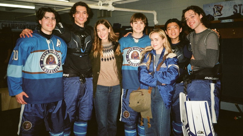 Callum Orchison als Derek Marchbanks, Costa D'Angelo als Owen Boone, Michelle Monaghan als Harper Sullivan, Shai Chase als Henry Sullivan, Émilie Bierre als Riley Sullivan, Ethan Holder als Cooper Cunningham en Carter Shimp als Austin Ryder op de set van 'The Sticks'. Afbeelding via Netflix.