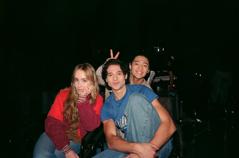 Émilie Bierre als Riley Sullivan, Costa D'Angelo als Owen Boone en Ethan Holder als Cooper Cunningham op de set van 'The Sticks'. Afbeelding via Netflix.