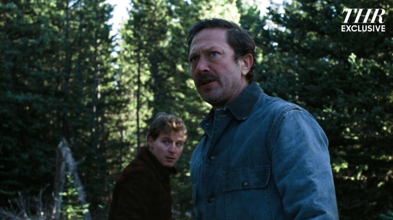 Fred Hechinger en Ebon Moss-Bachrach in 'A Long Winter'. Afbeelding via The Hollywood Reporter.