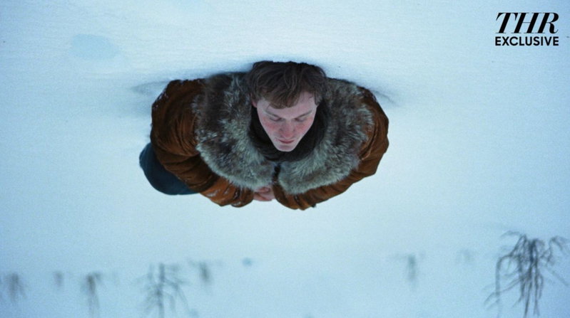 Fred Hechinger in 'A Long Winter'. Afbeelding via The Hollywood Reporter.