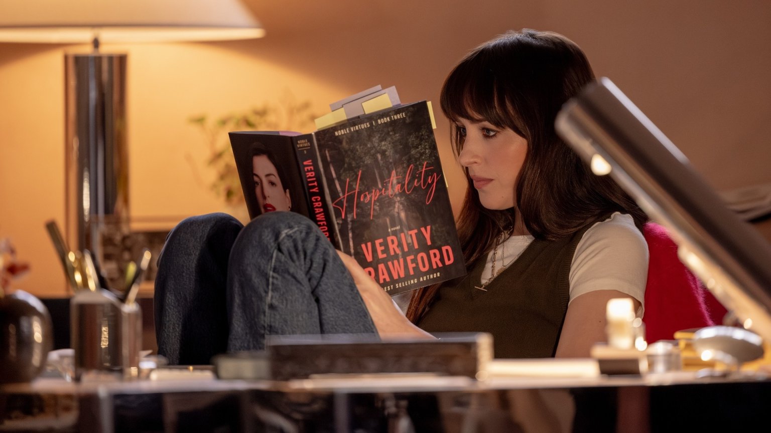 Dakota Johnson en Anne Hathaway staan lijnrecht tegenover elkaar in trailer van nieuwe thriller