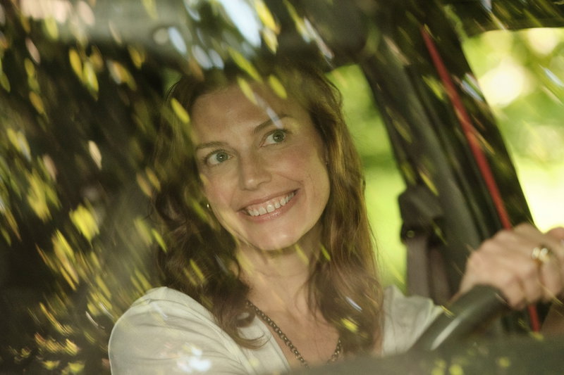 Jessica Paré als Ella Tao in 'Crew Girl'. Afbeelding via David Astorga/Netflix.