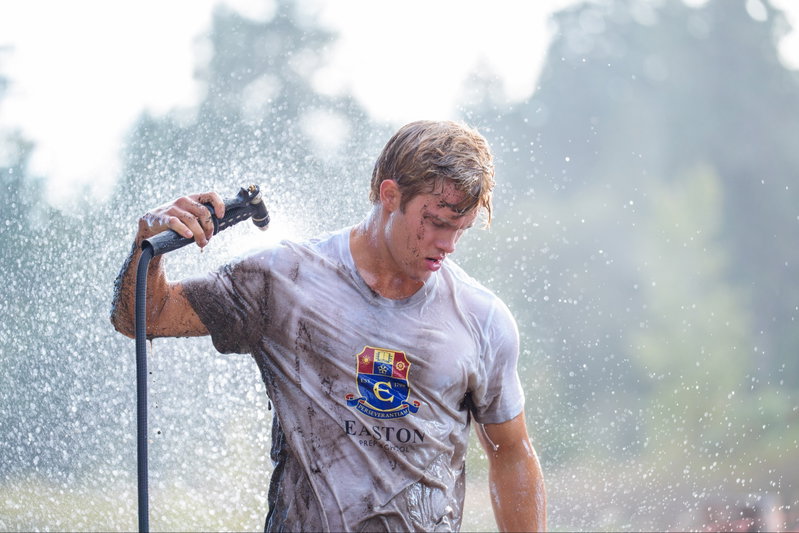 Samuel Braun als Josh Regis in 'Crew Girl'. Afbeelding via Craig Minielly/ Netflix.
