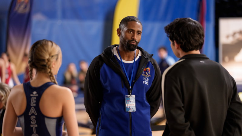 Thomas Cadrot als Coach Hayden in 'Crew Girl'. Afbeelding via Craig Minielly/Netflix.