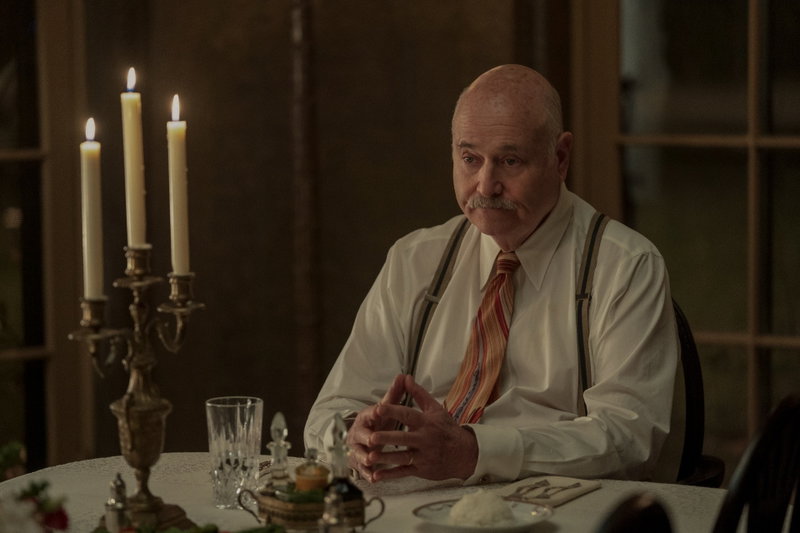 Rob Reiner in 'Hollywood'. Afbeelding via Saeed Adyani/Netflix.