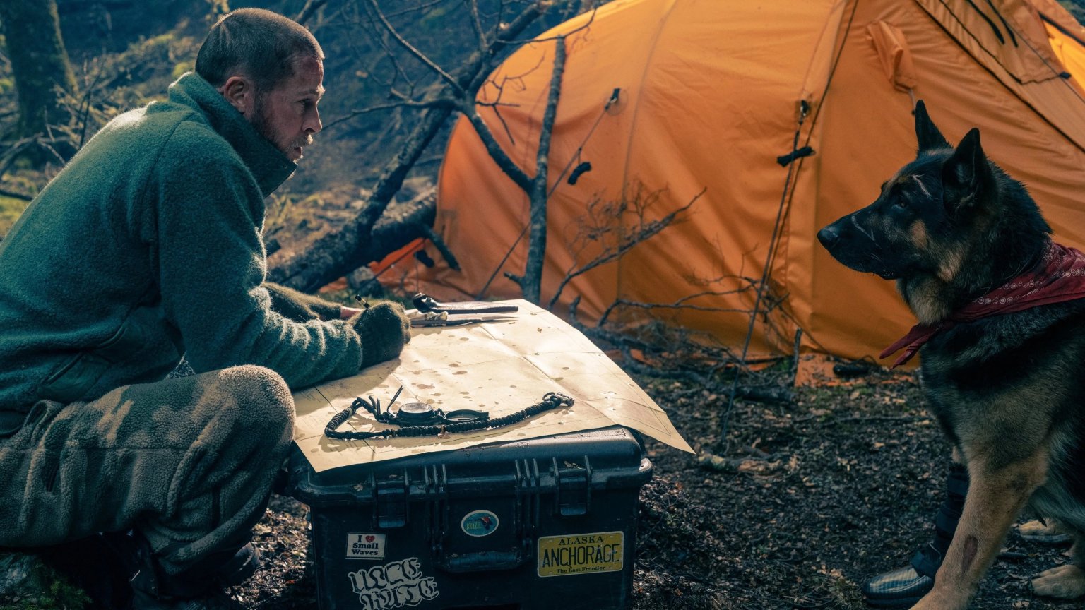 Brad Pitt en zijn hond trotseren de wildernis in aangrijpende trailer van 'Heart of the Beast'