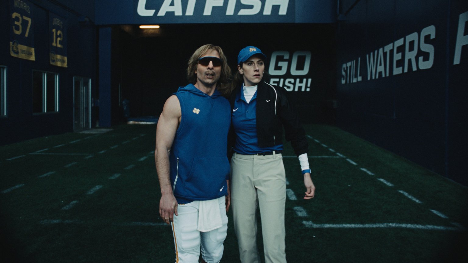 Glen Powell ziet zijn geheime identiteit steeds verder ontsporen in de trailer van 'Chad Powers' seizoen 2