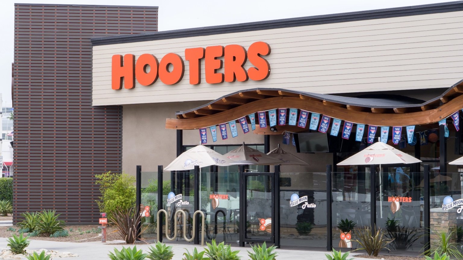 Hollywood verfilmt de veelbesproken en bijzondere geschiedenis van restaurantketen Hooters