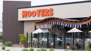 Hollywood verfilmt de veelbesproken en bijzondere geschiedenis van restaurantketen Hooters