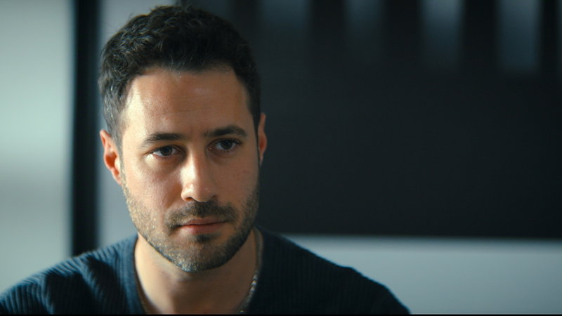 Ozan Dolunay als İlker in 'Not A Stranger'. Afbeelding via Netflix.