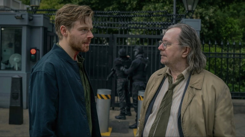 Jack Lowden en Gary Oldman in 'Slow Horses'. Afbeelding via TMDb.
