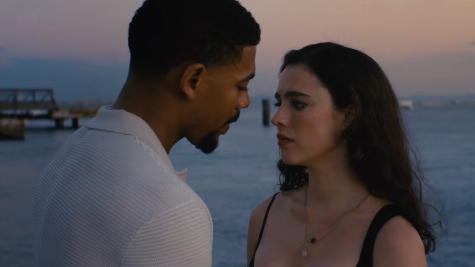 Margaret Qualley vindt én verliest de liefde in eerste trailer van 'Love of Your Life'