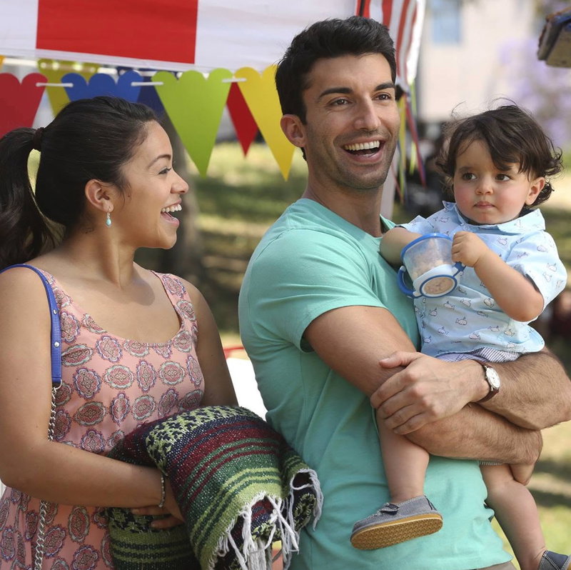 Gina Rodriguez en Justin Baldoni in 'Jane the Virgin'. Afbeelding via The CW.