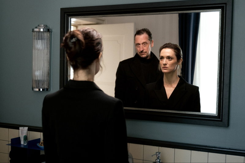 Friederike Becht en Hans Löw in 'Die Falle'. Afbeelding via Netflix.