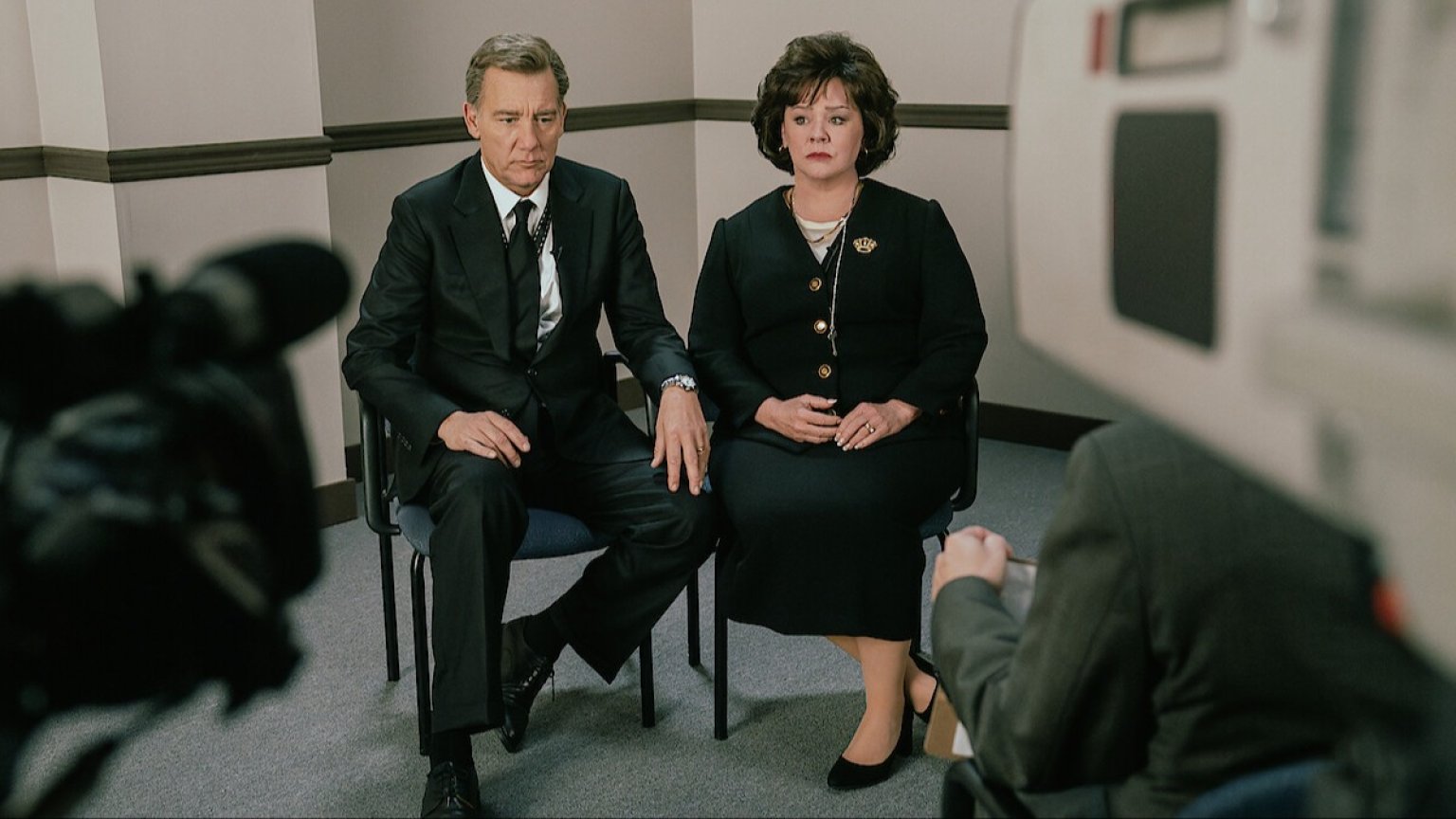 Netflix onthult eerste blik op 'The Murder of JonBenét Ramsey' met Melissa McCarthy en Clive Owen