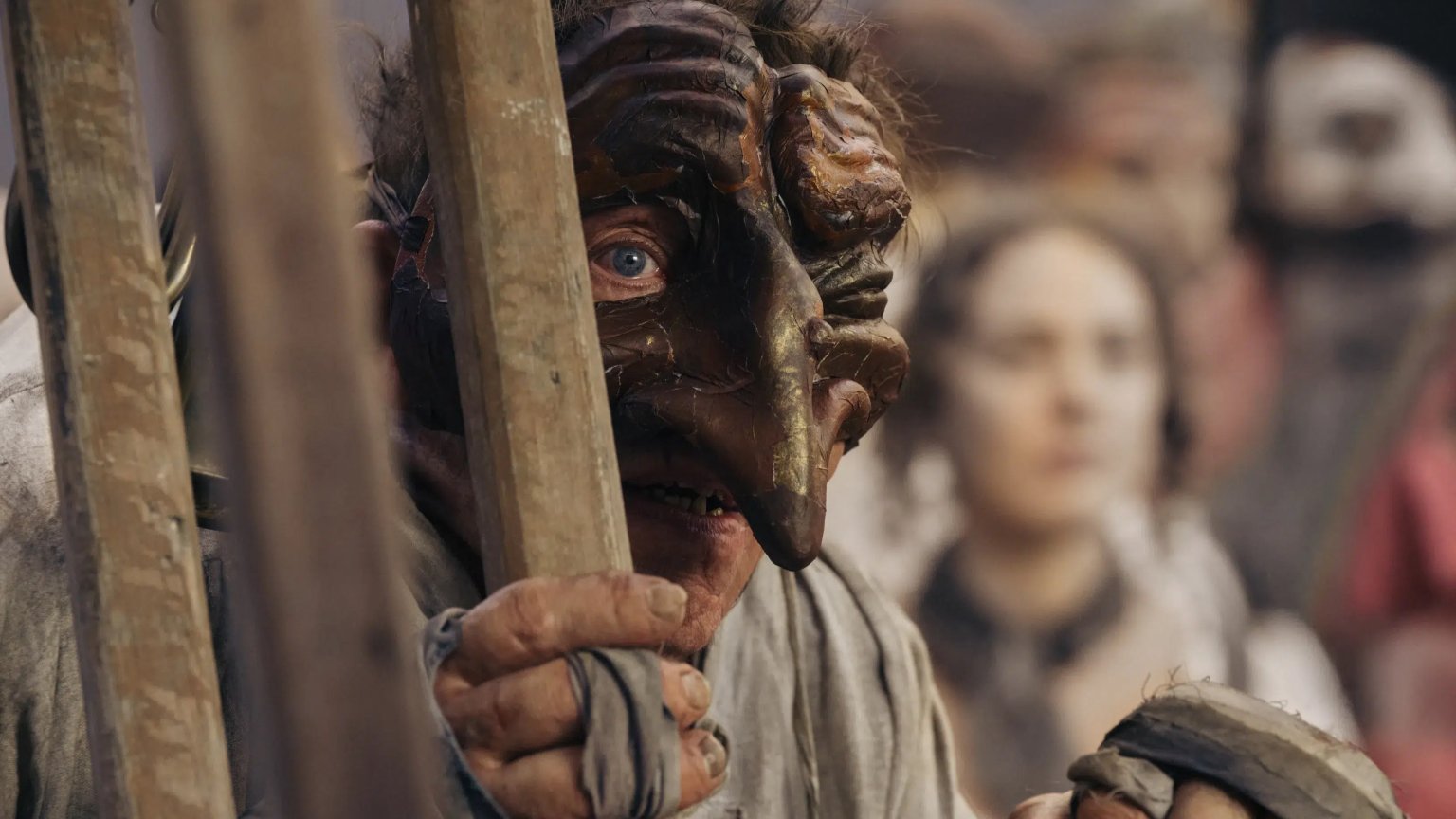 Vincent Cassel onherkenbaar als Quasimodo in nieuwe Netflix-film: releasedatum bekend