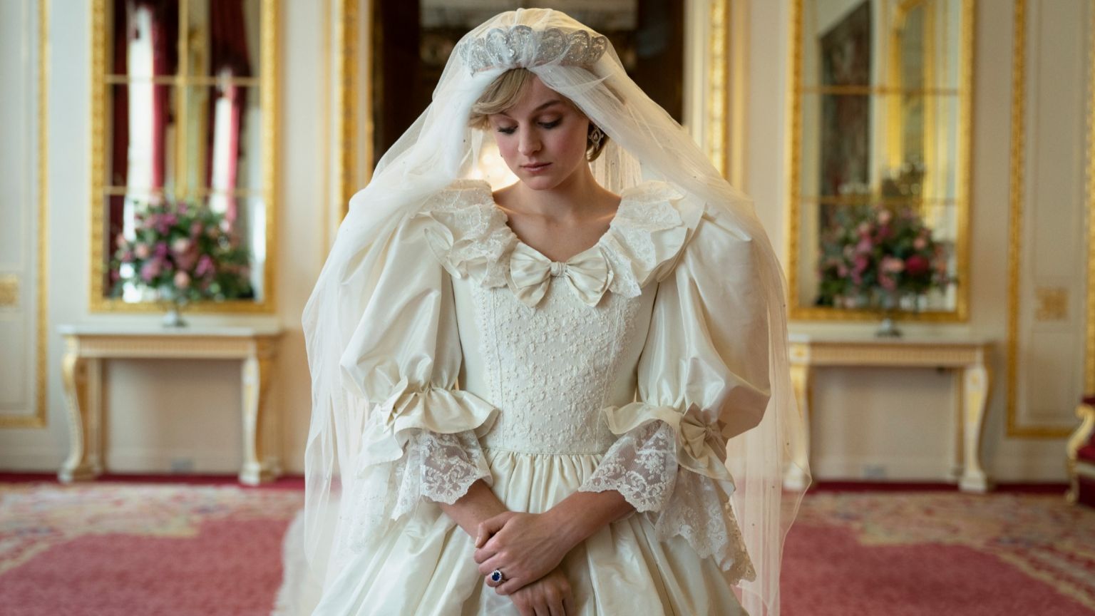 Emma Corrin legt uit waarom 'The Crown' seizoen 4 de bruiloft van Charles en Diana niet laat zien