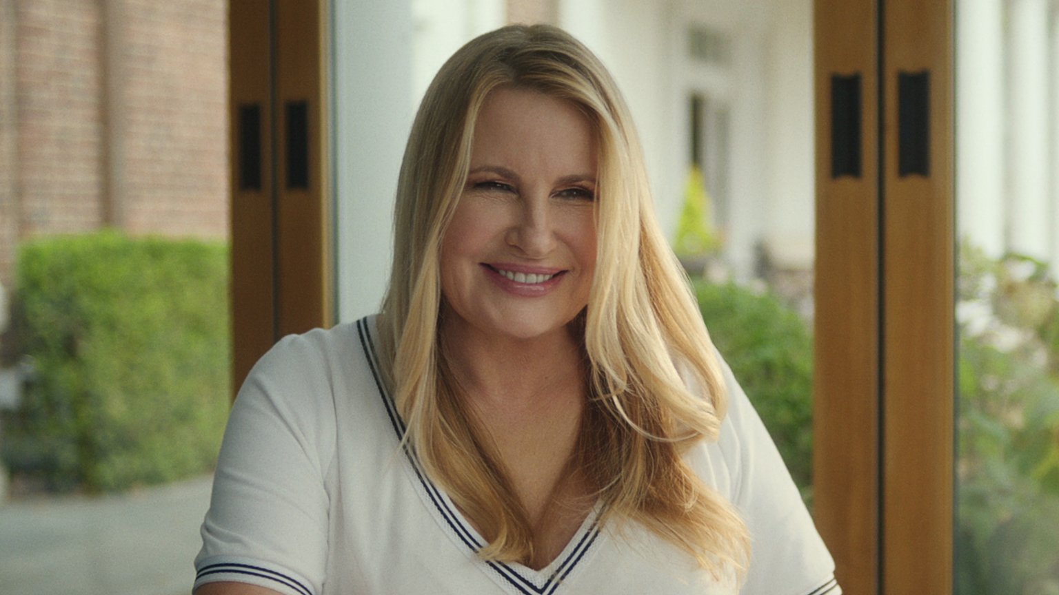 Opnames tweede seizoen van Netflix-thriller met Jennifer Coolidge na vier jaar eindelijk van start