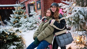 Zussen ruilen van leven in Zweedse kerstfilm: eerste beelden 'Bara till Jul' nu te zien