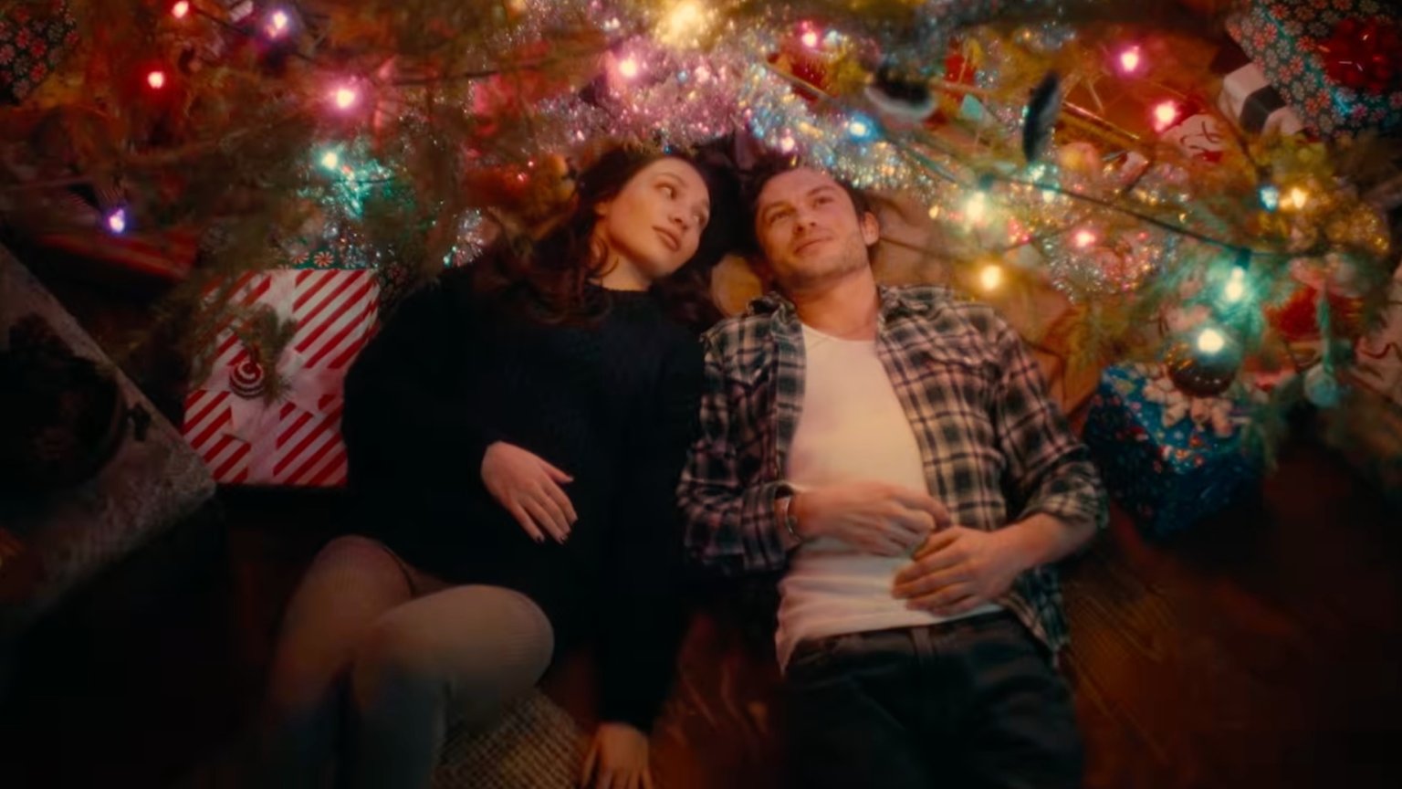 Twintiger zit vast in een tijdlus in eerste trailer voor Netflix-kerstfilm 'In a Holidaze'