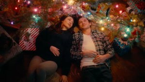 Twintiger zit vast in een tijdlus in eerste trailer voor Netflix-kerstfilm 'In a Holidaze'