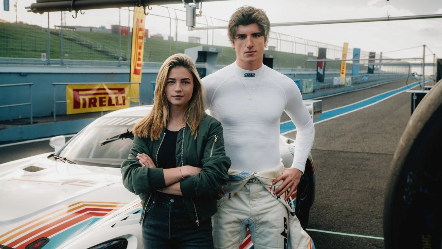 Romantiek op topsnelheid: trailer onthuld van stomende thriller over autoracen