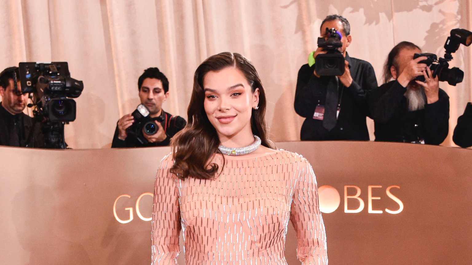 Netflix strikt Oscargenomineerde actrice Hailee Steinfeld en 'Top Gun: Maverick'-ster Miles Teller voor romcom