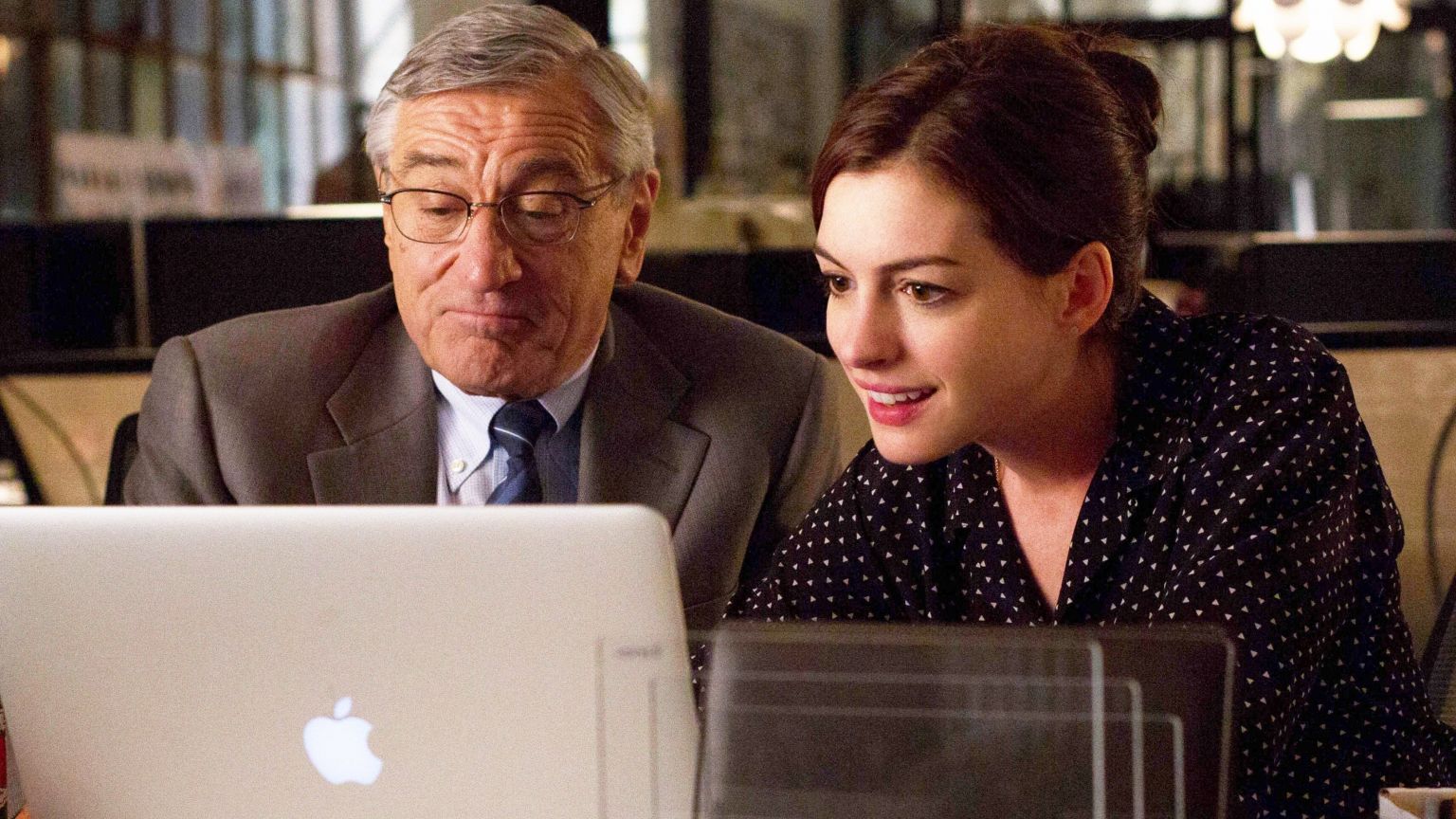 Vanavond op tv: Robert De Niro en Anne Hathaway in 'The Intern'