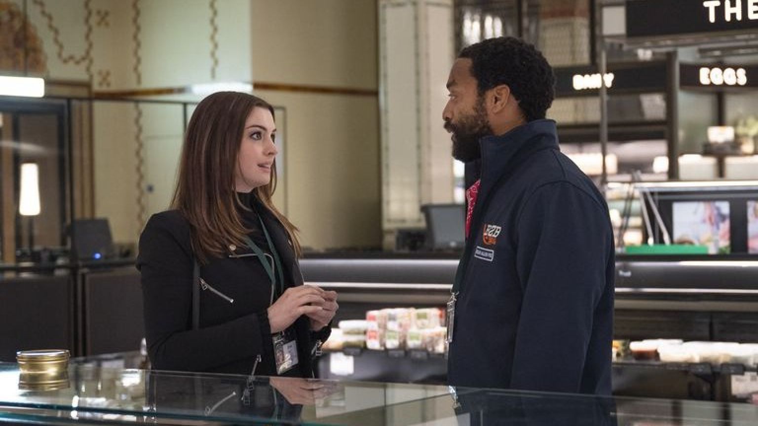 Exclusief eerste beeld van actiekomedie 'Locked Down' met Anne Hathaway nu te zien