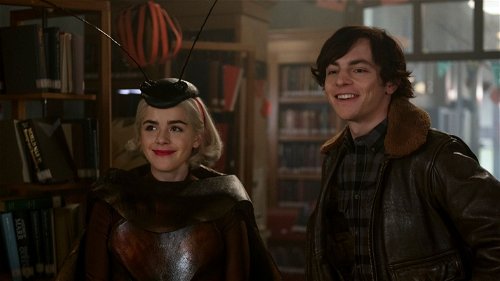 'Chilling Adventures of Sabrina'-cast heeft het gezellig op de set van seizoen 4 in nieuwe bloopervideo