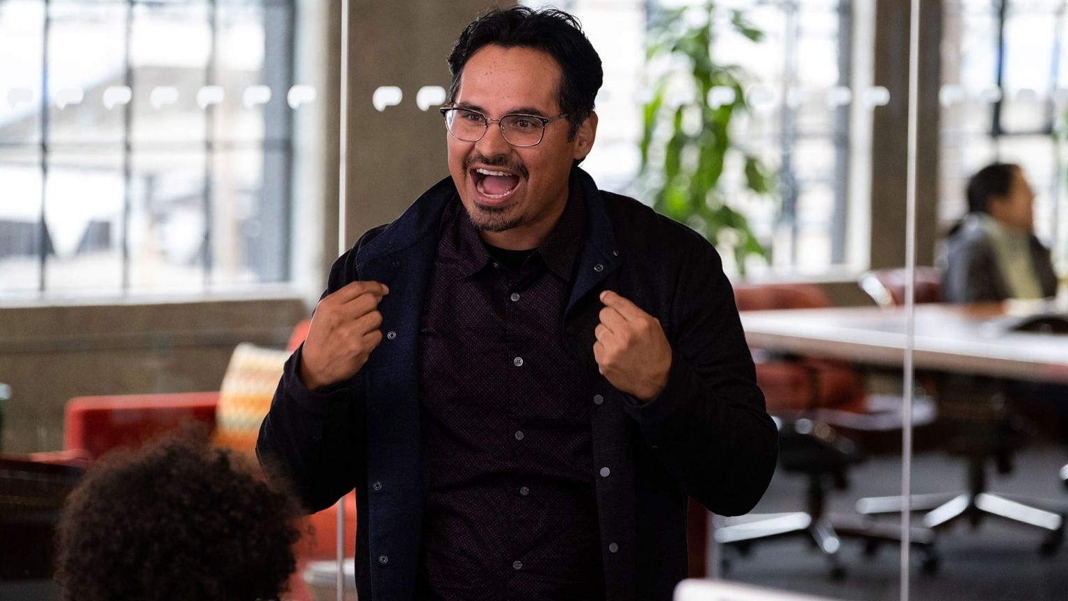 Michael Peña vervangt Stanley Tucci in 'Moonfall' van Roland Emmerich