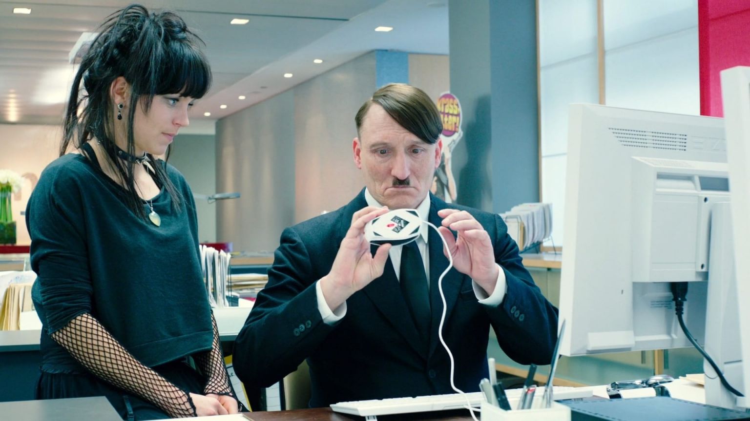 Vanavond op tv: Oliver Masucci als Adolf Hitler in de komediefilm 'Er Ist Wieder Da'