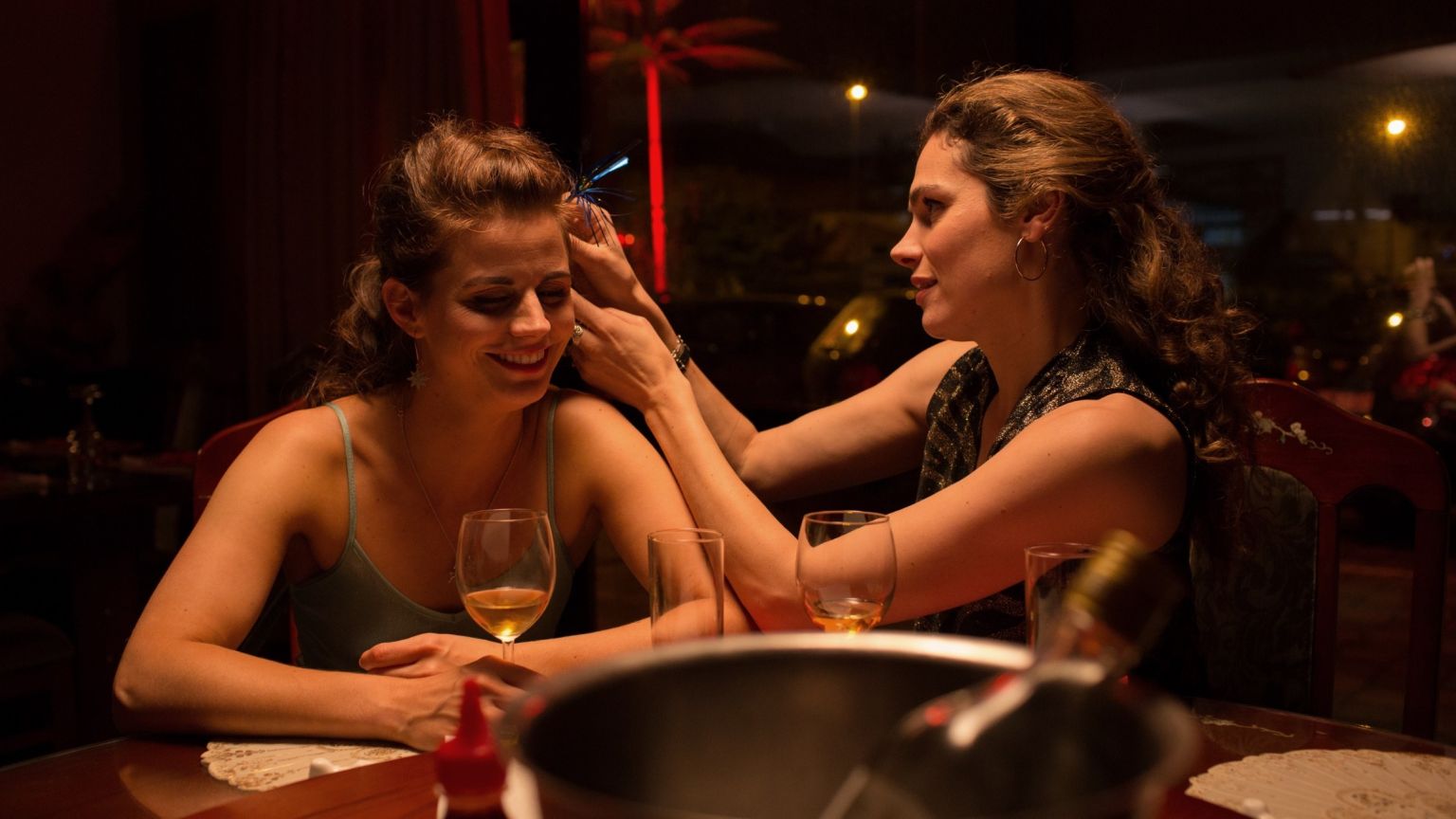 Elise Schaap en Anna Drijver kondigen nieuwe Nederlandse Netflix-serie aan