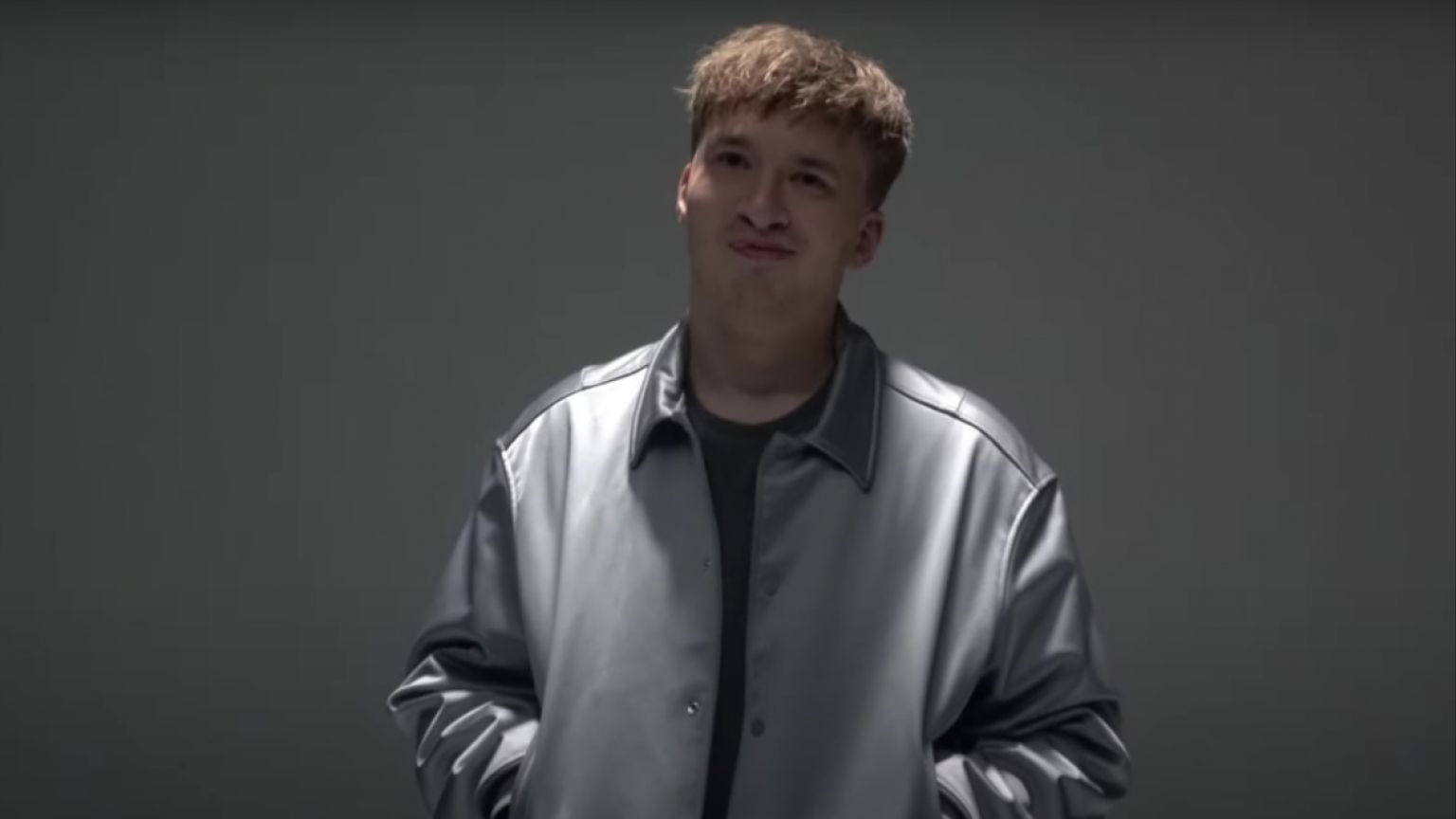 Eerste teaser van Netflix-documentaire 'Snelle: Zonder jas naar buiten' nu te zien