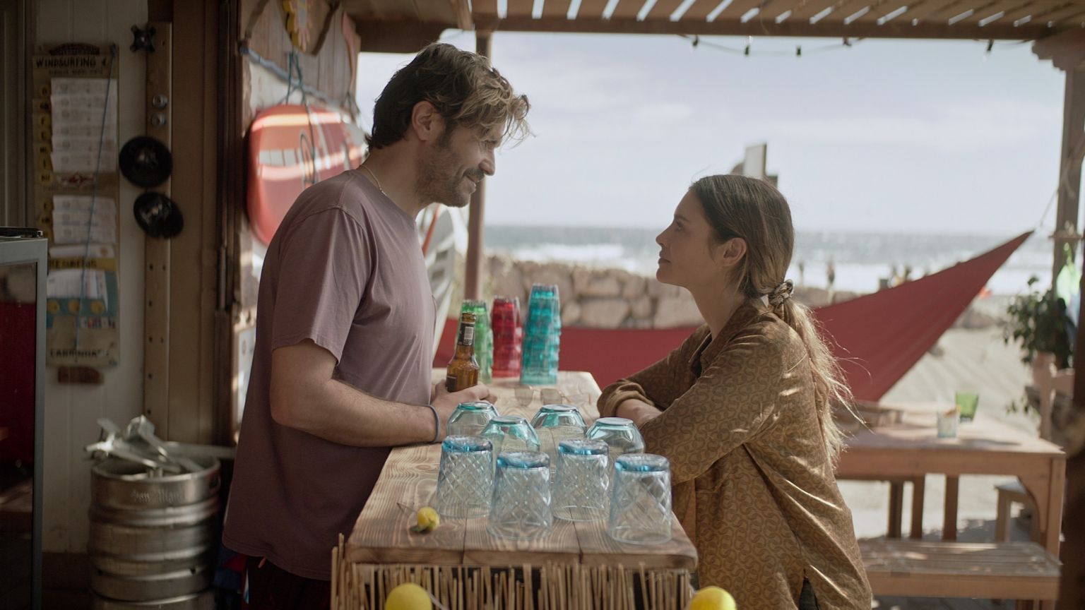 Liefde en wetenschap komen samen in de trailer van Britse Netflix-serie 'The One'